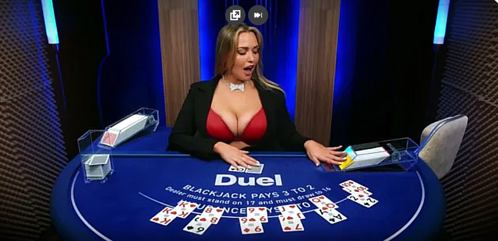 Mia Malkova Duel Casino blackjack table पर cards बांटती हुई